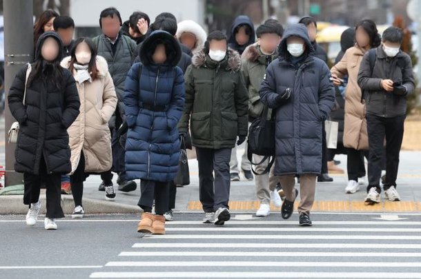 추위가 이어진 19일 오전 서울 종로구 광화문광장 인근에서 시민들이 이동하고 있다. 연합뉴스