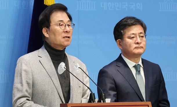 미래대연합 박원석 공동대표오른쪽와 새로운미래 신경민 국민소통위원장이 28일 국회에서 가칭 개혁미래당 공동창당 기자회견을 하고 있다. 연합뉴스