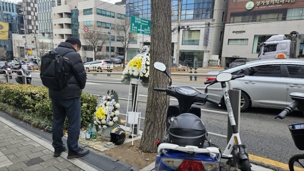 정모43씨가 6일 오후 서울 강남구 한 도로변에 마련된 A씨 임시 분향소에서 자신의 오토바이를 옆에 세워둔 채 묵념하고 있다. 정신영 기자