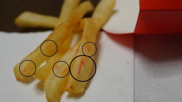 맥도날드 감자튀김에 묻어 있는 붉은색 정체불명의 물질. 제보자 제공