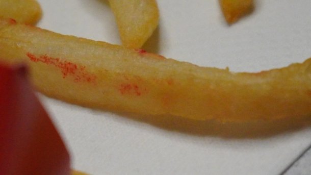 맥도날드 감자튀김에 묻어 있는 붉은색 정체불명의 물질. 제보자 제공