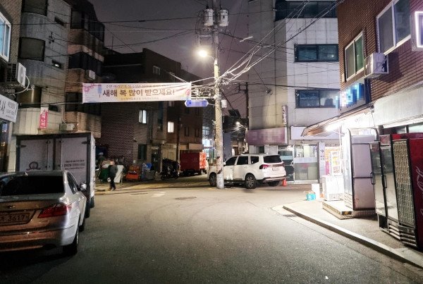 서울 광진구 중곡3동 중곡사거리에서 지난 6일 오후 10시 가로등 한 개가 어두운 골목길을 밝히고 있다. 김용현 기자