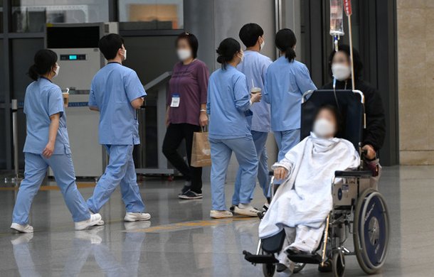 서울의 한 대학병원에서 18일 의료진과 환자들이 이동하고 있다. 정부의 의대 증원에 반대해 서울 빅5 병원 전공의들이 오는 19일까지 전원 사직서를 제출하고, 20일부터 병원 근무를 중단하기로 밝히면서 긴장감이 고조되고 있다. 권현구 기자