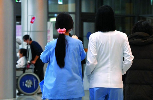 서울의 한 대학병원 의료진들이 18일 병원 통로로 걸어가고 있다. 이날 대한전공의협의회에 따르면 서울 ‘빅5 병원’ 전공의들은 의대 정원 확대에 반대하기 위해 19일 전원 사직서를 제출하고 20일 오전 6시부터 병원 근무를 중단할 계획이다. 권현구 기자