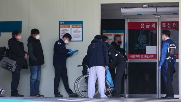 지난달 26일 오전 서울 송파구 서울아산병원 응급의료센터 앞에서 환자들이 대기하고 있다. 뉴시스