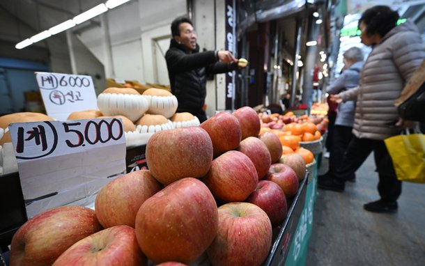 사과와 배 가격이 연일 치솟고 있는 가운데 13일 서울 동대문구 청량리청과물시장에서 한 상인이 손님을 불러세우고 있다. 윤웅 기자
