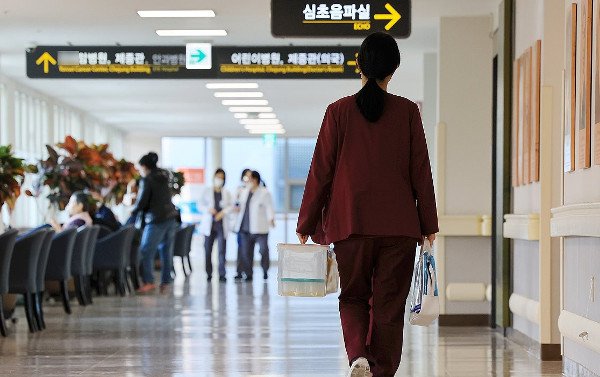 간호사가 의료 현장에서 더 많은 진료행위를 할 수 있게 된 지난 8일 서울 시내 한 대학병원에서 의료진이 이동하고 있다. 연합뉴스