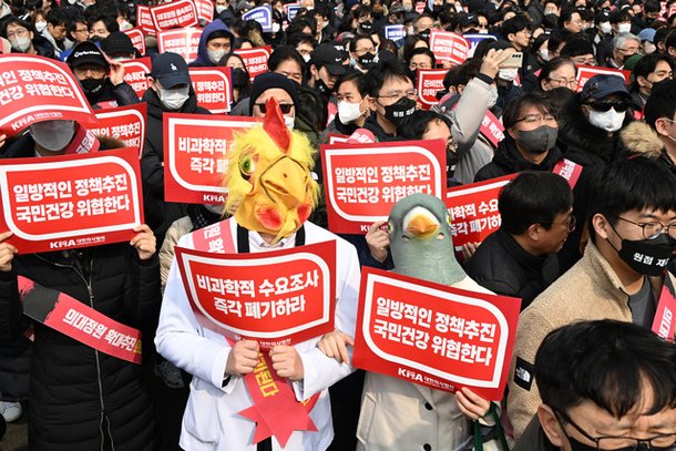 전국의사 총궐기대회 집회가 열린 3일 서울 여의대로에서 의대 정원 증원에 반대하는 의사들이 새 탈을 쓰고 손팻말을 들고 있다. 최현규기자