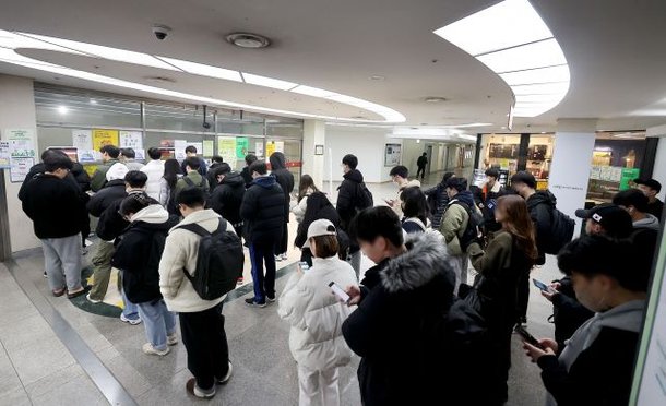 2023년 3월 서울 동대문구 경희대 학생 식당에서 학생들이 1000원 아침밥 구매를 위해 줄을 서 있는 모습. 연합뉴스