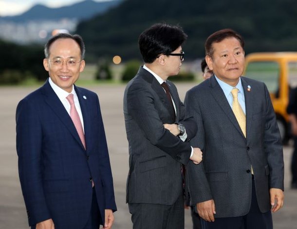 추경호 국민의힘 원내대표왼쪽부터, 한동훈 대표, 이상민 행정안전부 장관이 체코 순방을 마치고 22일 오전 성남 서울공항으로 귀국하는 윤석열 대통령을 기다리고 있다. 연합뉴스