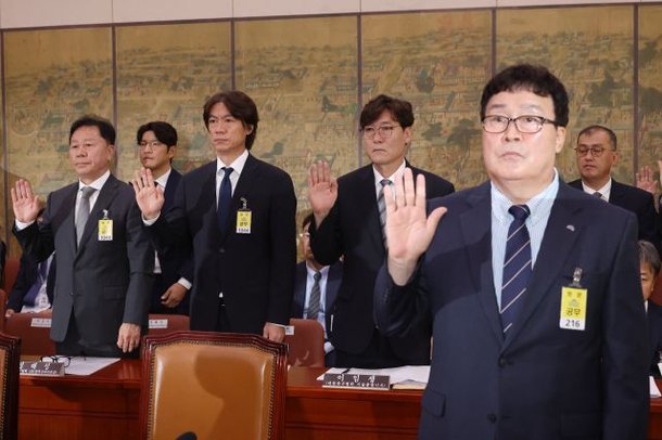 김택규 배드민턴협회장, 홍명보 축구 국가대표팀 감독, 이임생 대한축구협회 기술총괄이사가 24일 서울 여의도 국회에서 열린 문화체육관광위원회 전체회의에서 증인선서를 하고 있다. 연합뉴스