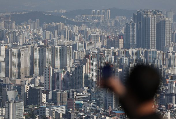 남산에서 바라본 아파트 단지. 연합뉴스