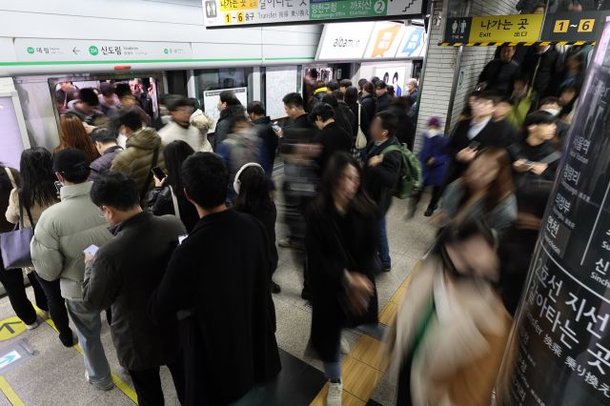 서울지하철 1~8호선을 운영하는 서울교통공사 노동조합이 총파업을 예고하며 준법운행을 시작한 20일 오전 서울 구로구 신도림역에서 시민들이 지하철 타거나 내리고 있다. 연합뉴스