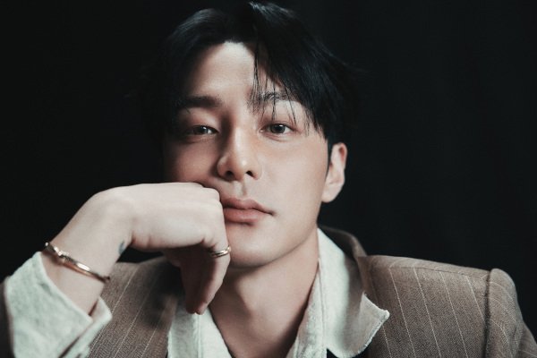 Roy Kim performing with his band