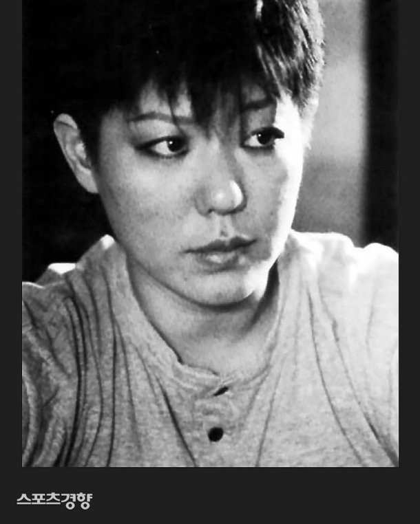 가수 양희은이 과거 겪었던 난소암 투병 시절을 회상하며 흑백 사진을 공개했다. 양희은 인스타그램