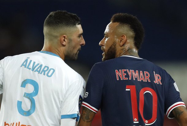 PSG 네이마르(오른쪽)가 14일 마르세유전에서 알바로와 신경전을 벌이며 충돌하고 있다. 로이터연합뉴스
