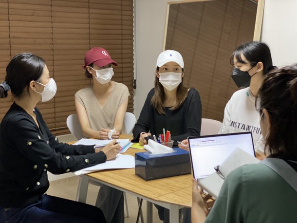 에이프릴 멤버들이 지난 19일 서울 강남의 모 처에서 스포츠경향과 인터뷰를 하고 있다. 왼쪽부터 김채원, 이나은, 양예나, 이진솔.