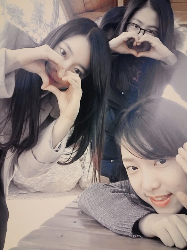 이현주는 팀 내 왕따가 연습생 시절부터 있었다고 주장했지만, 멤버들은 함께 셀카 사진을 찍을 정도로 친했다고 밝혔다. 사진은 데뷔 전 학동공원에서 찍은 사진.