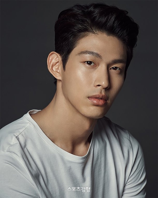불륜 의혹에 이어 상간남 손해배송 소송에 휩싸인 가수 최정원이 해명 입장을 냈으나 당사자를 이를 반박했다. 경향신문 자료사진