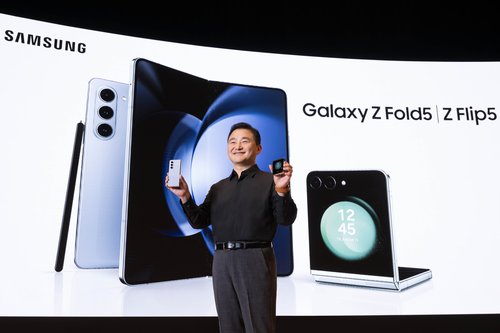 26일 코엑스에서 개최된 ‘언팩’ 행사에서 삼성전자 MX사업부장 노태문 사장이  ‘갤럭시 Z 플립5’와 ‘갤럭시 Z 폴드5’를 소개하고있다. |삼성전자