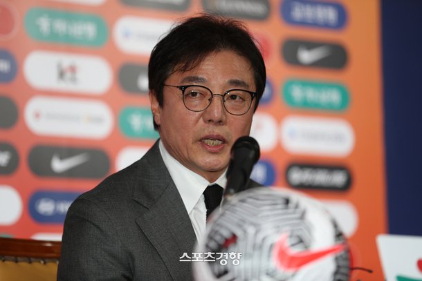 O técnico da seleção nacional de futebol, Hwang Seon-hong, responde às perguntas dos repórteres após anunciar a lista de convidados para a seleção nacional no Shinmun-ro Football Center, em Seul, na manhã de 11/03/2024.  Repórter Chefe Jeong Ji-yeon