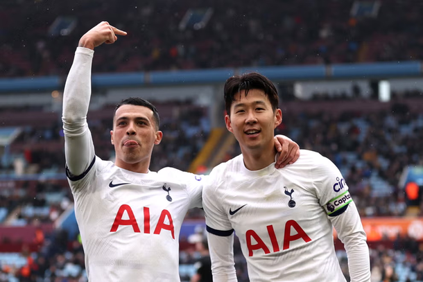 Son Heung-min (à direita), do Tottenham, comemora com o companheiro de equipe Pedro Foro após marcar um gol durante a partida fora de casa da 28ª rodada da EPL contra o Aston Villa, no dia 10, pela Premier League inglesa (EPL).  Getty Images Coreia