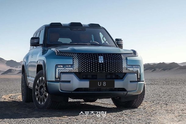 BYD 럭셔리 브랜드 양왕이 만든 대형 SUV 전기차. ‘U8’. 한화기준 2억원대다.