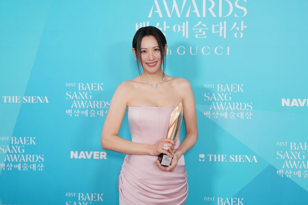 수현, 여자 조연상 보통의 가족으로 살아 행복했다[백상예술대상]