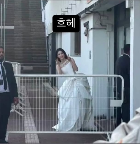 한소희, 프랑스 칸에서 깜짝 포착!···&apos;기분 좋은 브이(V)&apos;[SNS는 지금]