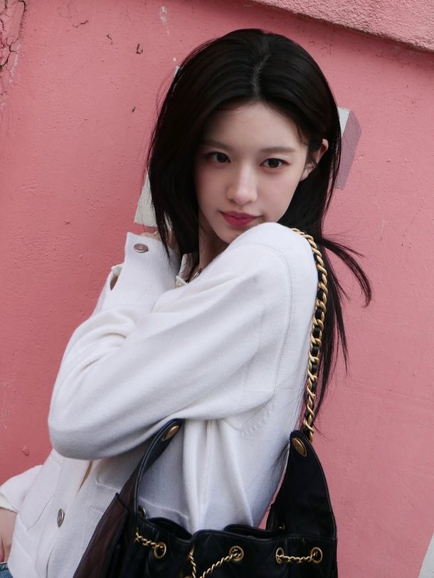 이래서 고윤정, 고윤정 하는구나…샤넬백 기죽이는 비주얼[SNS는 지금]