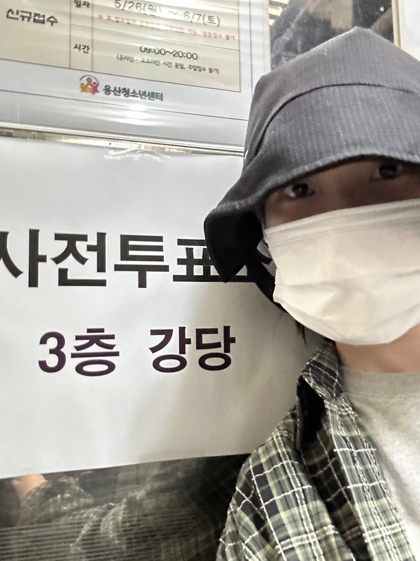 아이유도 무채색 옷 입고…사전투표 완료