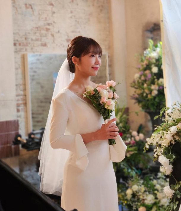 정은지, 웨딩드레스 입었다 헬스장에서 결혼식이라니[SNS는 지금]
