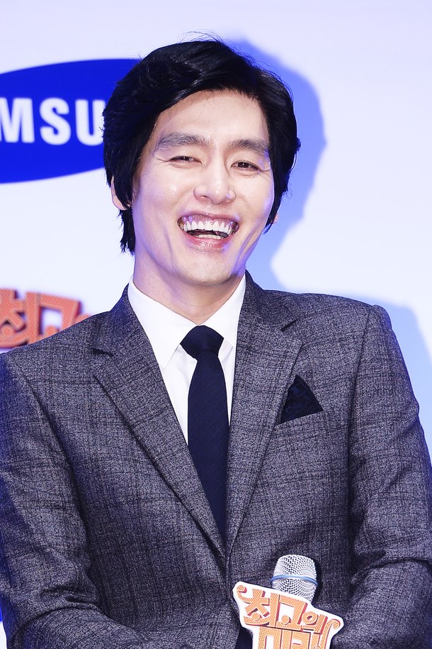 [단독] 최성국, 두 아이 아빠 된다…24살 연하 아내 임신