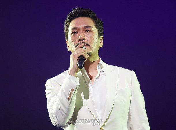 [단독] JK김동욱, 정통망법 위반 피고발···유승준처럼 조치해야