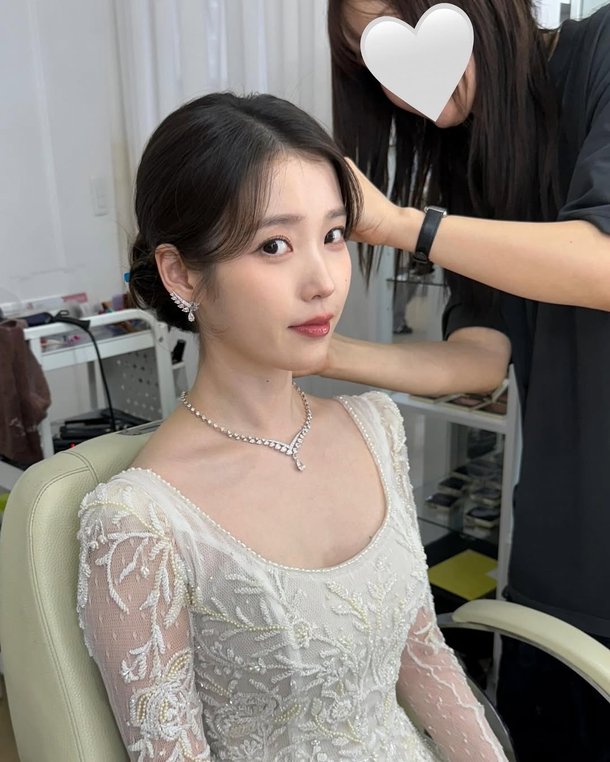 아이유, 여전히 못 말리는 팬사랑···팬 소통 플랫폼에 직접 &apos;개발 요청&apos;