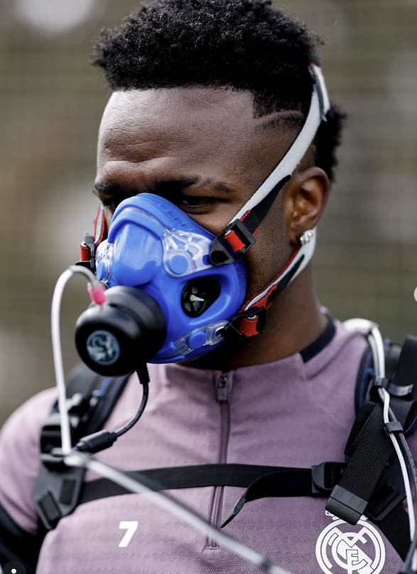 레알 마드리드 훈련 중 마스크를 착용한 선수 장면