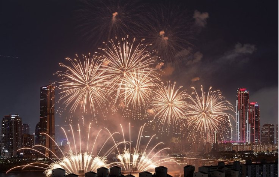 quot;불꽃축제 명당 30만원에 삽니다quot;…줄서기 알바까지