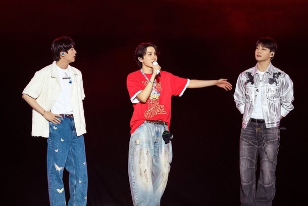 BTS 7명 32개월만에 한자리…&apos;완전체 무대&apos;는 없었다