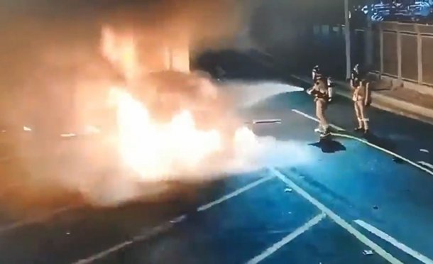 전기차 운전자 화염 휩싸여 사망…울산서 교각 들이받고 전소