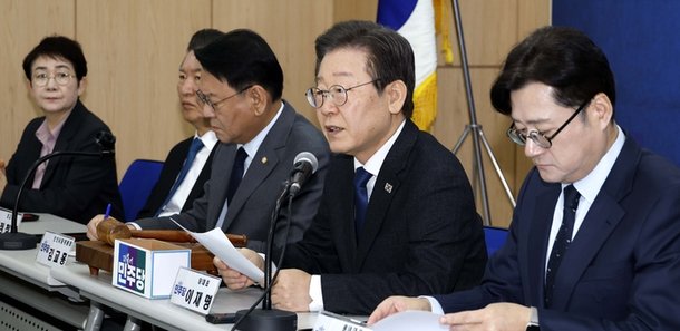 고삐 풀린 文·明충돌···민주당 공천 내홍 격화 국힘 1년만에 지지율 역전