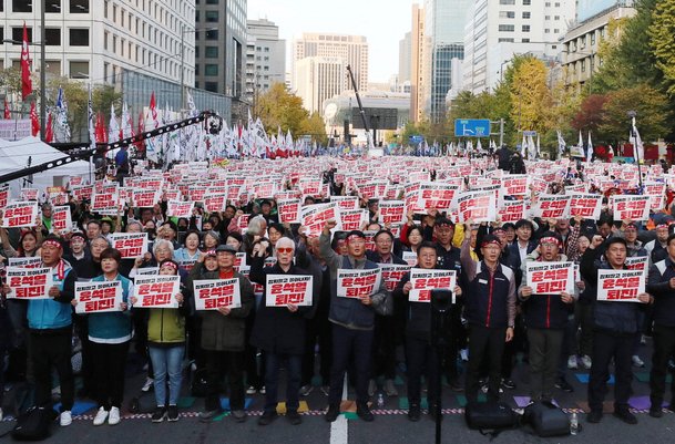 선넘은 주말집회…질서통제 경찰관 폭행, 매장 화장실 난장판