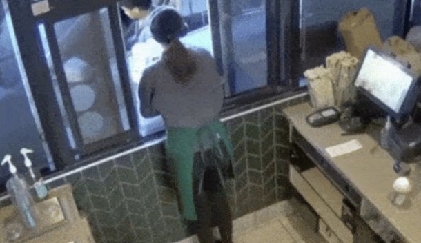 알파로메오 소유자의 커피 유출로 인해 700달러의 수리 비용이 청구된 사례