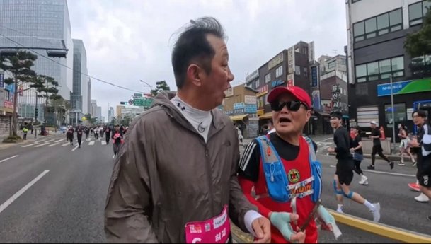 마라톤 뛰는 허재 옆 &apos;깜짝 등장&apos; 이봉주…허리 굽었던 난치병 극복 근황