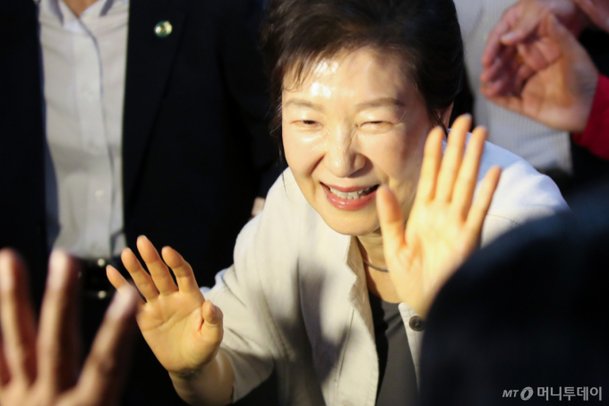 “국힘 도와달라” 박근혜 등판…대구·충청 이어 부산·강원 광폭 행보 : 네이트 뉴스