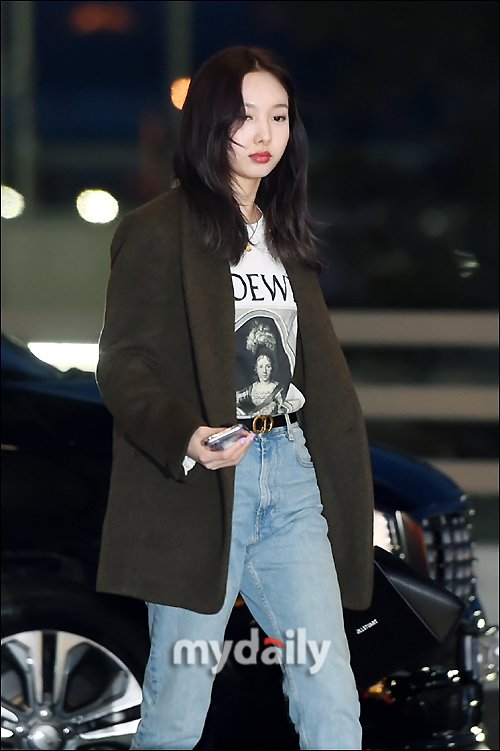 Md화보] '피곤해도 생글생글'…트와이스 나연, 프로란 이런 것 : 네이트 연예