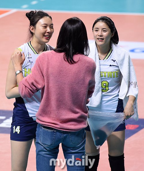 Mdí¬í†  ì´ë‹¤ì˜ ì–'íš¨ì§„ ëŒ€í'œíŒ€ ë™ë£Œ ê¹€ì—°ê²½ ë³´ë©° ë°˜ê°€ìš´ ë¯¸ì†Œ ë„¤ì´íŠ¸ë‰´ìŠ¤