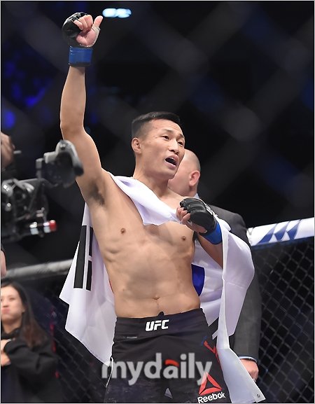 정찬성 댄 이게 예상 : íë°± ì±ì ì ê³¼ë¥´ëì¬ë¼ ê°ë ì´ë²ì 18ì¸ ì¼ìª½ íë°± ë¸ë¦°ë¤ ì¼ê° ì ë³´ : 튜즈데이 나이트 컨텐더 시리즈 :
