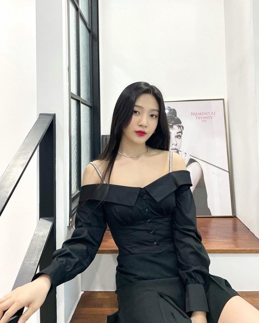 레드벨벳 조이, 오프숄더로 뽐낸 직각 어깨…매혹적 비주얼에 숨멎 [Md패션] : 네이트 연예