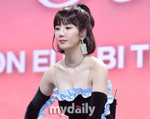 Md포토] 권은비 '파격 오프숄더 패션' : 네이트 연예