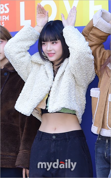 뉴진스 하니 '돋보이는 잘록한 개미 허리' : 네이트 연예